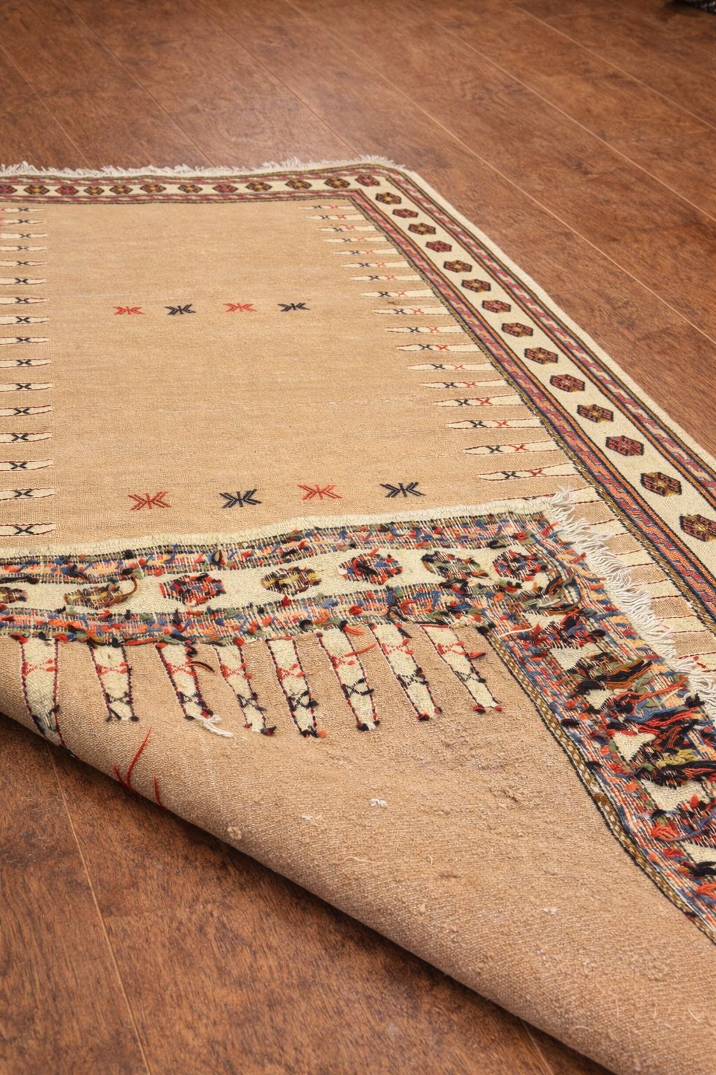 Tapis iranien rose pâle