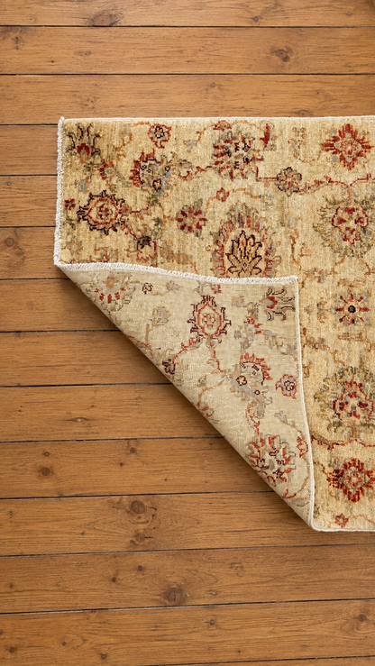 Tapis pakistanais en laine – Motifs floraux sur fond beige – 117 × 79 cm