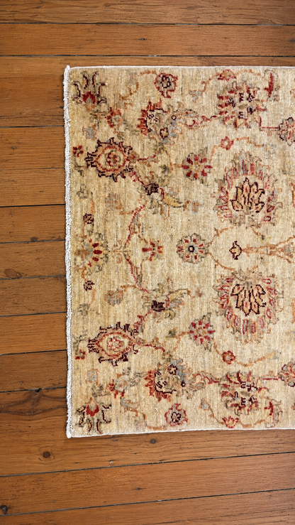 Tapis pakistanais en laine – Motifs floraux sur fond beige – 117 × 79 cm