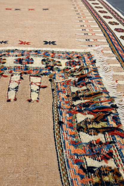 Tapis iranien rose pâle